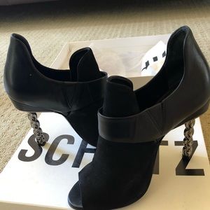 SCHUTZ Fechado Salto Alto Heels